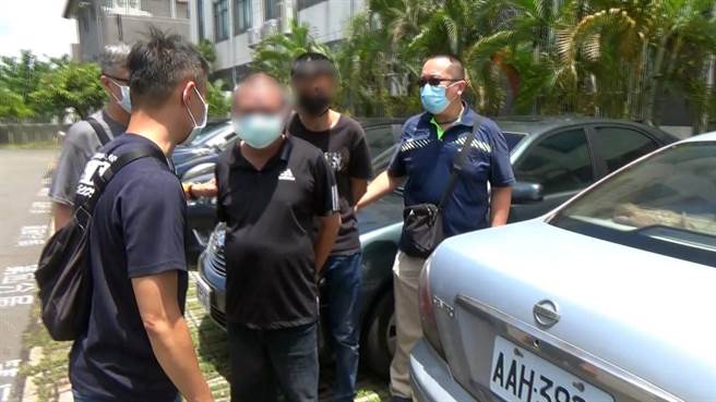 58岁李姓男子伙同42岁邱姓男子，涉嫌在台南市多处大楼建筑工地强卖「兄弟茶」被逮。（读者提供／洪荣志台南传真）