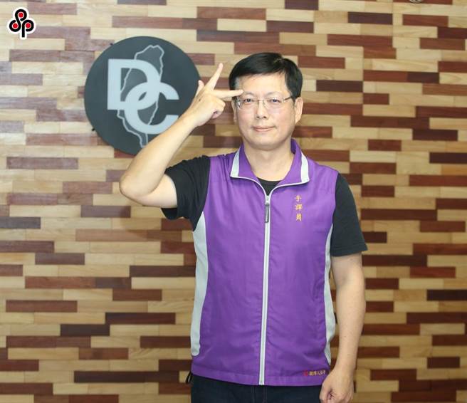 中央流行疫情指揮中心近期每天都會舉行記者會，其中佔畫面1／6的手語翻譯已成為布達重大消息的標準配套。（報系資料照）