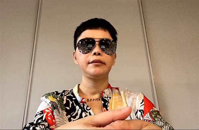 詹雅雯昨以「黑道大哥风」开直播。（图／翻摄自詹雅雯 Y.W脸书）