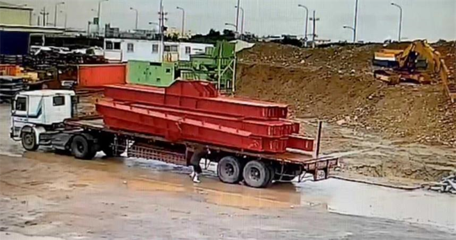 桃園大園區發生工安意外，H型鋼梁突鬆脫重擊魏男。（圖／翻攝畫面）