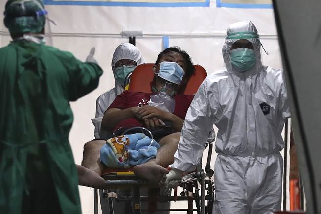 在这波新冠肺炎浪潮中，年轻人送入加护病房的案例增多，不论其是否出现其他併发症。(图/美联社)