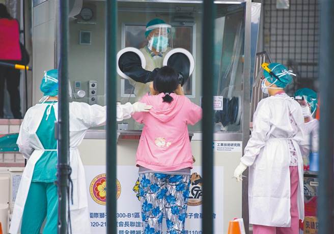台灣本土疫情未止，政府擴大民眾採檢，圍堵病毒。（羅永銘攝）