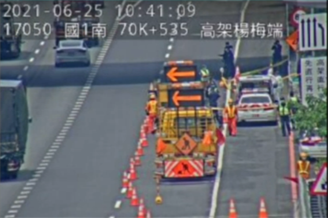 警方接获通报，指称国道一号南下70公里处边坡有一具女尸，已赶赴现场处理，仍待进一步厘清身分与详情。（翻摄即时路况）
