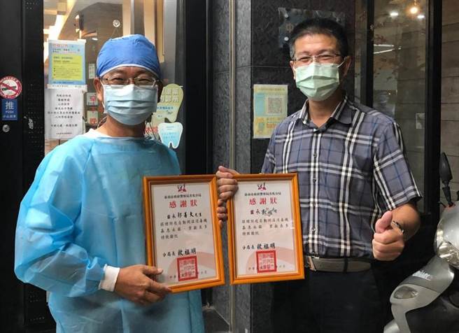 善化分局局长欧祖明（右）致赠郭人权医师感谢状。（读者提供／刘秀芬台南传真）