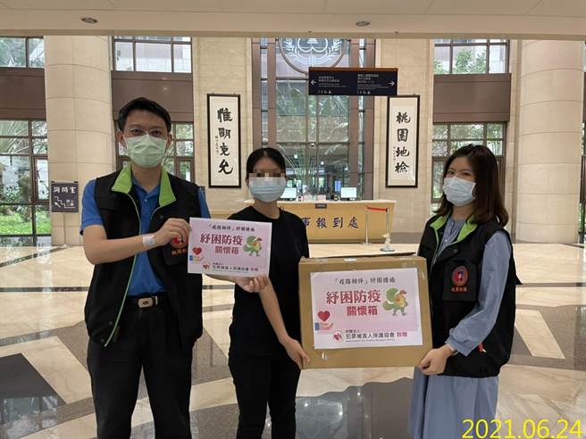 犯保协会桃园分会致赠防疫物资箱予重伤馨生人家属。(犯保协会提供)