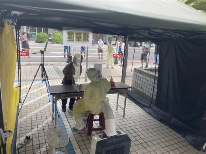 安南区卫生所25日针对往返北农相关人员做唾液检测，现场原本秩序良好，意外出现民眾咆哮插曲。（台南市安南区卫生所提供／程炳璋台南传真）