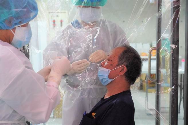 今日雖然飄著小雨，仍有許多民眾主動前往篩檢站，現場有不少便當店店家、市場工作的攤商、物流司機或保全等民眾，因工作上經常接觸不特定民眾，皆主動前往快篩。（八里區公所提供／戴上容新北傳真）