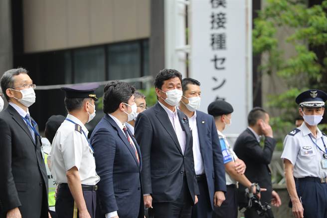 日本防衛大臣岸信夫(中)。(資料照／中央社)