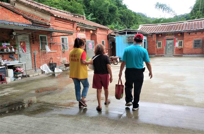 因疫情活更加艰困的谢奶奶仍坚强生活下去（林口区公所提供／戴上容新北传真）