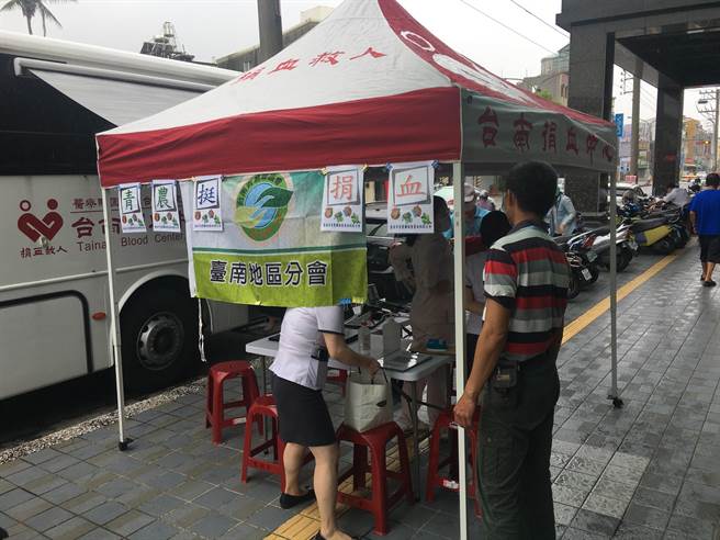 台南地区农会响应捐血，现场摆摊提供有机蔬菜赠送给捐血者。（资料照）