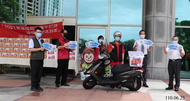 台湾更生保护会採购更生自营商品，招募更生人配送防疫纾困物资给清寒者，发挥更生人帮助更生人、更生人回馈社会的精神。（更保会提供）