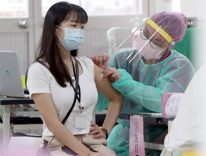 台北市成德市场新冠肺炎疫苗注射站25日为北市社会局及社福机构员工施打AZ疫苗，有在造册名单上的员工，纷纷前往注射站，挺起胸膛勇敢的接受疫苗注射，期望减少在工作场合感染新冠肺炎的机会。（郑任南摄）
