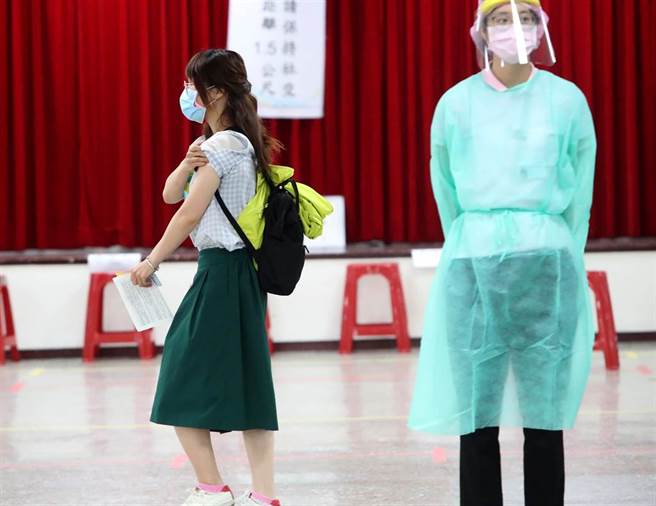 台北市成德市场新冠肺炎疫苗注射站25日为北市社会局及社福机构员工施打AZ疫苗，有在造册名单上的员工，纷纷前往注射站，挺起胸膛勇敢的接受疫苗注射，期望减少在工作场合感染新冠肺炎的机会。（郑任南摄）
