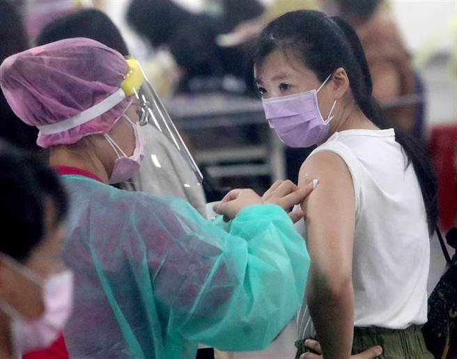 台北市成德市场新冠肺炎疫苗注射站25日为北市社会局及社福机构员工施打AZ疫苗，有在造册名单上的员工，纷纷前往注射站施打疫苗，期望减少在工作场合感染新冠肺炎的机会。（郑任南摄）
