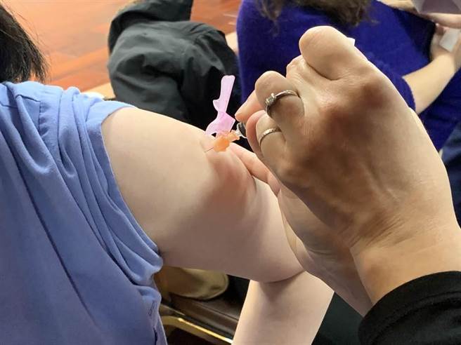 中央宣布新冠肺炎疫苗残剂开放民眾预约施打。(示意图/中时资料照)