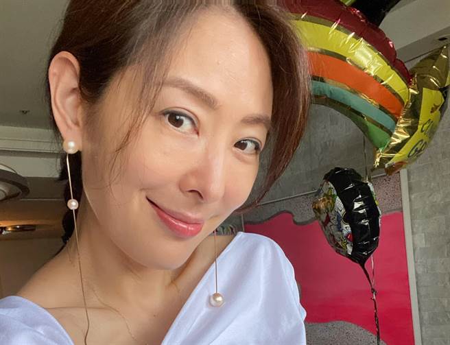 賈永婕不停積極募資捐贈，被封為「抗疫女神」。（圖/翻攝自賈永婕臉書）