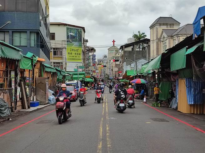 員林公所因應縣府配合中央防疫要求，實施流動攤商「清零」作業，日前強力勸導，還出動大型廢棄物清理環保車，將博愛路流動攤商沿路佔據道路的物品全部清除，恢復乾淨整潔的街道。(吳建輝攝)