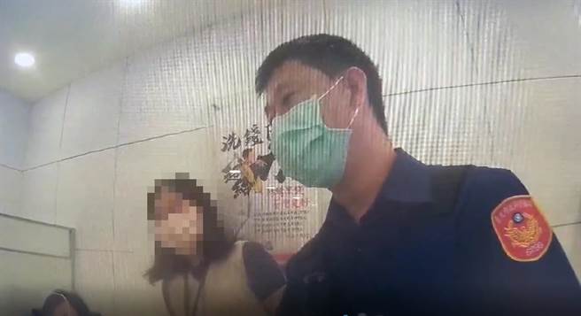 警方與行員合力攔阻詐騙，成功保住藍女5萬元積蓄。（翻攝照片／林郁平台北傳真）