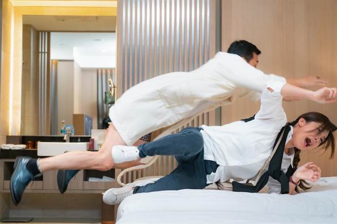 叶家妤剧中被吃豆腐。（民视提供）