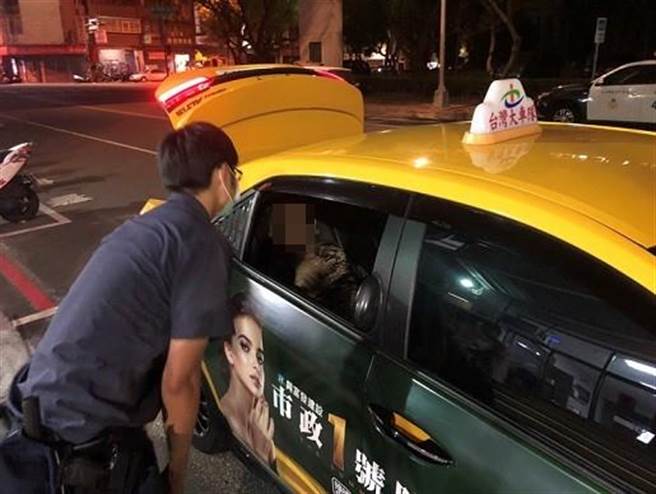 台中市一名74岁阿公，一天内连两次都被同一名员警救援。（民眾提供／卢金足台中传真）