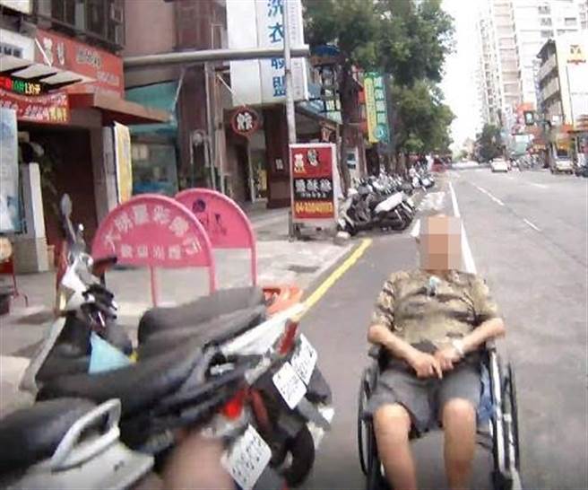 台中市一名74岁阿公，一天内连两次都被同一名员警救援。（民眾提供／卢金足台中传真）