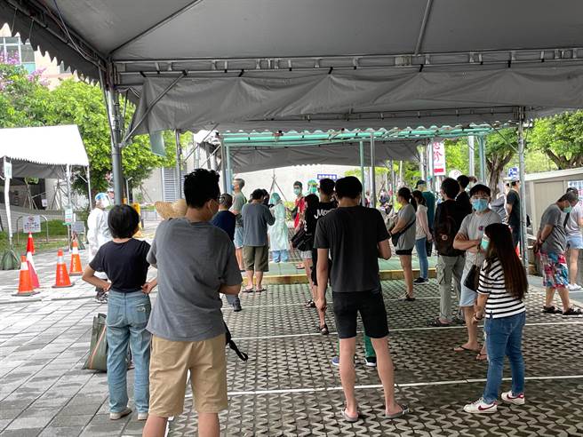 新北市家禽运销合作社疑爆群聚感染　接触者筛检排队绵延百公尺。（戴上容摄）