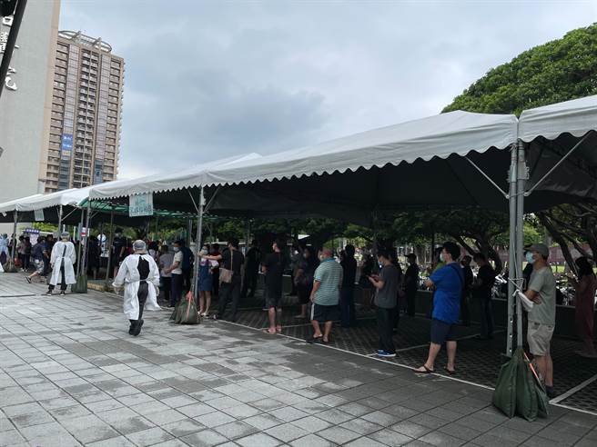 新北市家禽运销合作社疑爆群聚感染　接触者筛检排队绵延百公尺。（戴上容摄）