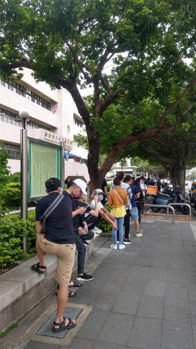 新北市家禽运销合作社疑爆群聚感染　接触者筛检排队绵延百公尺。（戴上容摄）