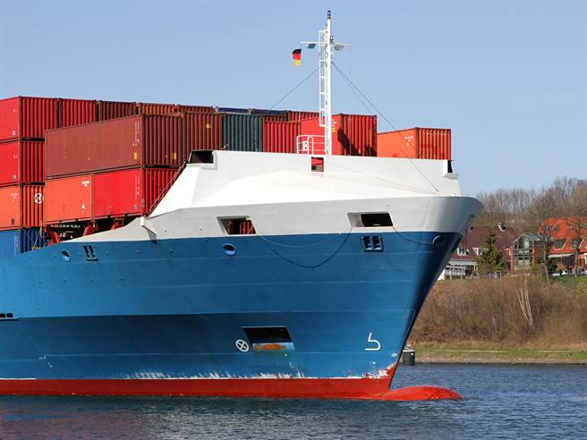 貨櫃航運費率飆漲，運量較小的駁船也受惠。（圖／shutterstock）