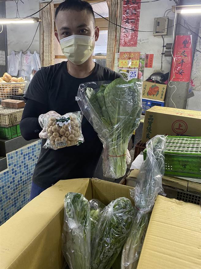 员林公所贴心架设市场的line群组，放上各式摊商介绍与电话，其中青尧果菜行老板陈纬谕脑筋动得快，推出整合型蔬菜箱抢客，引发话题。(吴建辉摄)