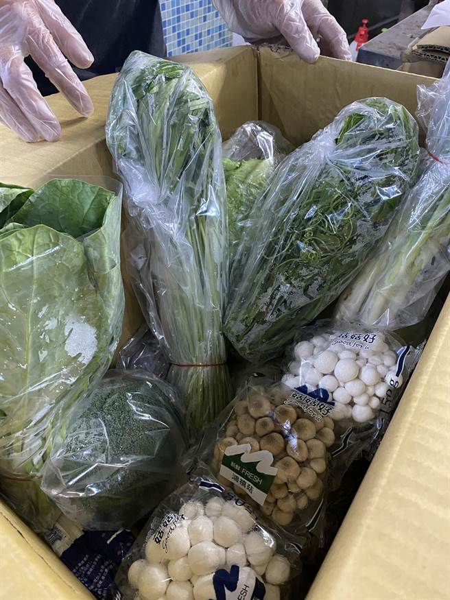 陈纬谕为了抢客还设置加购区，结合市场摊商，民眾可以加购蛤仔、鱼虾、肉等等，还主动询问客人要不要顺便带购。(吴建辉摄)