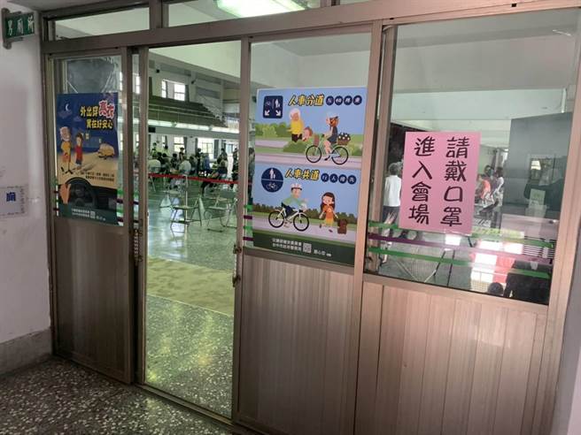 台中市警察局第六分局西屯派出所，在西屯国小疫苗快打站入口处张贴宣导交通安全。（民眾提供／卢金足台中传真）