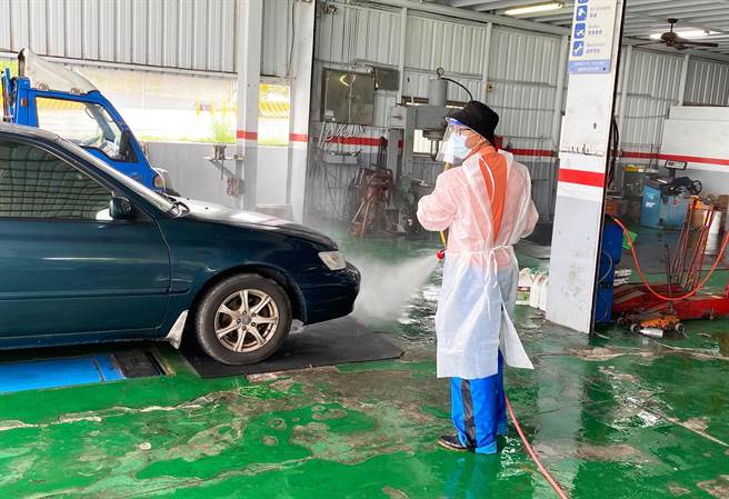 屏县府在枋山确诊足迹消毒，盼能尽速阻断传染链。(资料照)