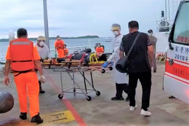 獅子山共和國籍「太陽公主」散裝貨輪船員摔傷昏迷，澎湖海巡隊漏夜馳援送醫搶救。（海巡隊提供／陳可文澎湖傳真）