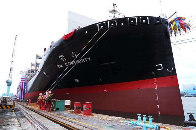陽明海運2800 TEU級「存明輪」25日以線上方式命名、擲瓶。（台船提供）
