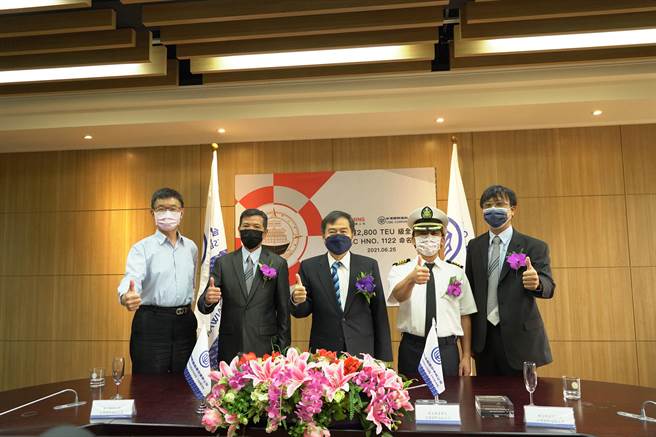 陽明海運2800 TEU級「存明輪」25日以線上方式命名、擲瓶。（台船提供）
