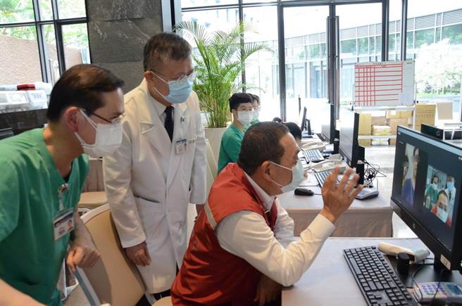 新北市長侯友宜25日上午視察新店集中檢疫中心，侯友宜與檢疫中心內的住民視訊，關心他們的身體狀況。（台北慈濟醫院提供／葉書宏新北傳真）