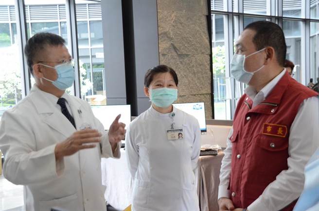 新北市長侯友宜25日上午視察新店集中檢疫中心。（台北慈濟醫院提供／葉書宏新北傳真）