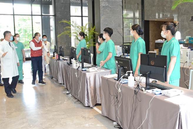 新北市長侯友宜25日上午視察新店集中檢疫中心。（台北慈濟醫院提供／葉書宏新北傳真）