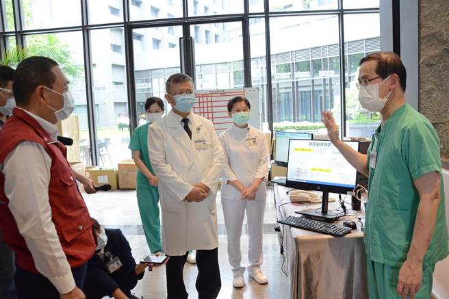 新北市長侯友宜25日上午視察新店集中檢疫中心。（台北慈濟醫院提供／葉書宏新北傳真）