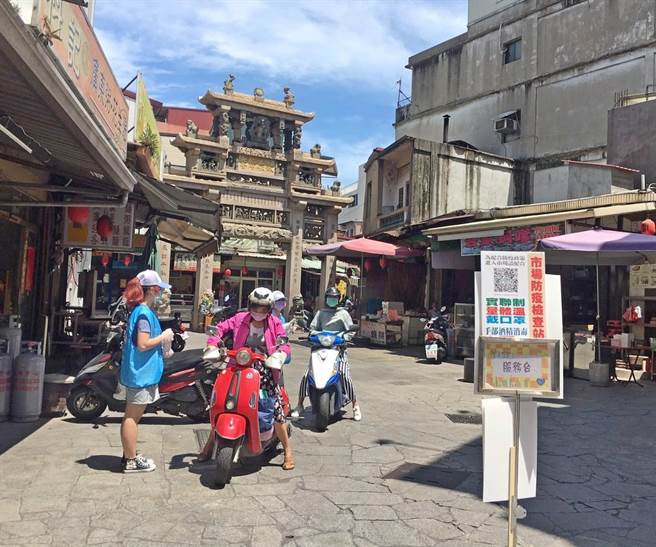 金門縣府在各地市場設站管制採購人流，嚴防群聚感染出現防疫破口之一。（李金生攝）