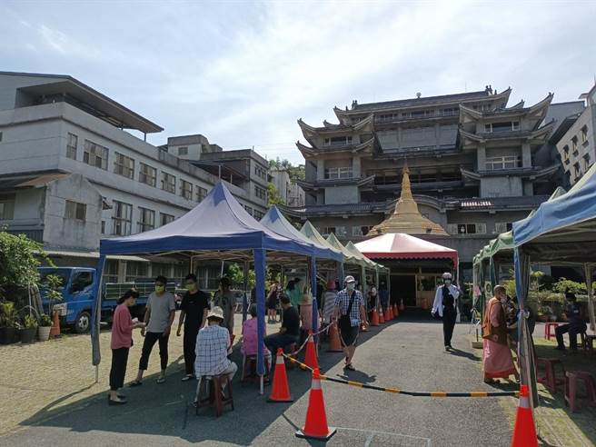 亚东医院巡迴筛检队深入新北市社区，在中和区南山放生寺设立社区快筛站，设站7天共服务了1229人次。（亚东医院提供）