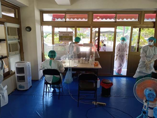 亚东医院巡迴筛检队深入新北市社区，在中和区南山放生寺设立社区快筛站，设站7天共服务了1229人次。（亚东医院提供）