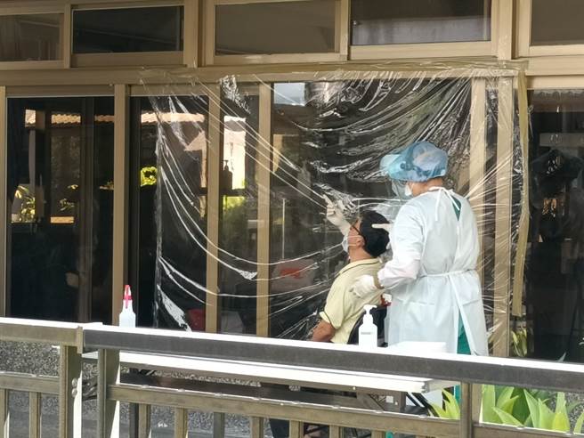 亚东医院巡迴筛检队深入新北市社区，在中和区南山放生寺设立社区快筛站，设站7天共服务了1229人次。（亚东医院提供）