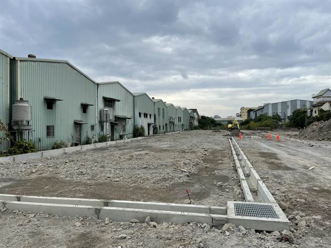 工程单位于已点交空地兴建正式工务所，以维持工程业务正常运行。(新北地政局提供).