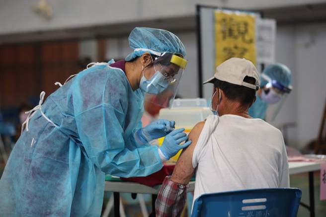 雲林縣第3波長者優先接種疫苗作業今（25日）在全縣20鄉鎮市同步登場，75歲以上都能打，但受到先前多起疑似施打疫苗反應不良事件影響，上午的接種率僅約3成多。（周麗蘭攝）