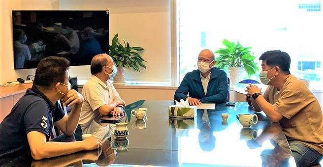 台中议会议长张清照25日邀集朝野政党协商，全国三级警戒延到7月12日是否停会，蓝营建议延至8月2日。（卢金足摄）