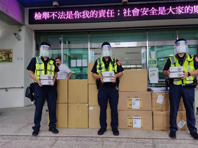仕妮雅企业25日捐赠口罩1万个、面罩1千个及防护衣500件，力挺警察防疫。（大雅警分局提供／陈淑娥台中传真）