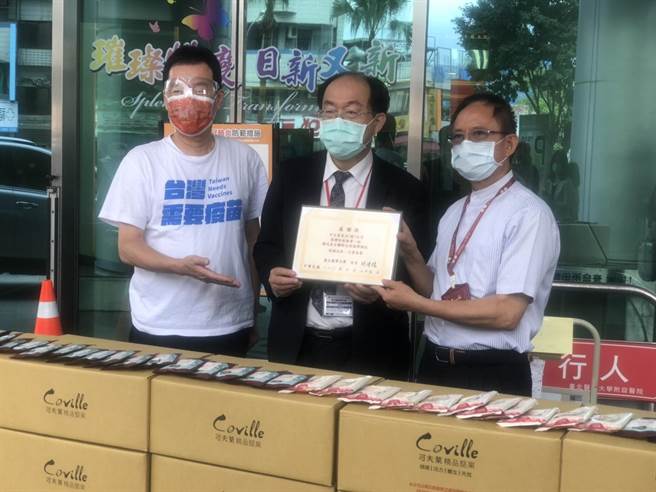 暖心企业善尽社会责任立委费鸿泰按讚。（费鸿泰提供）