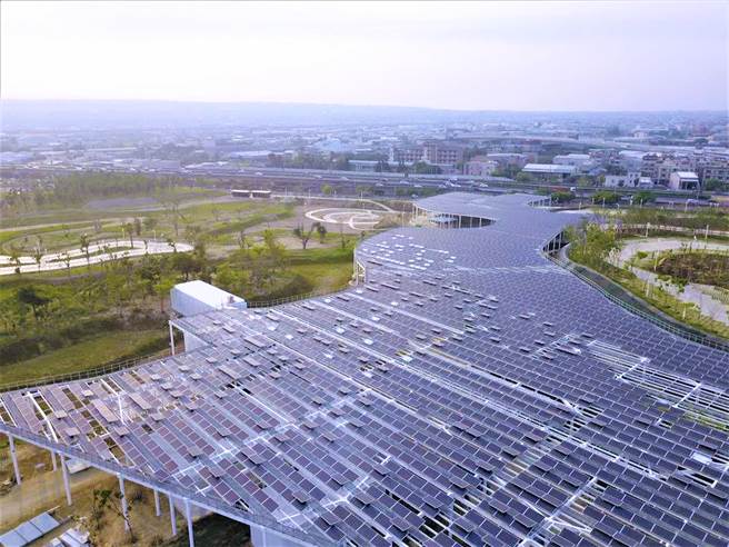 台中市府重大建设中央公园，成为台中市最大「都市之肺」，设置太阳能光电板发电系统，成为能源自给自足的生态公园。（台中市府提供／卢金足台中传真）